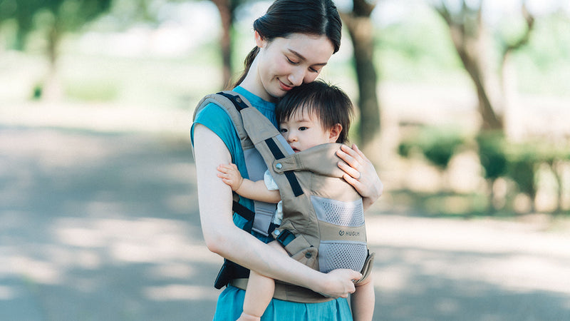 おしゃれな抱っこ紐でママコーデを格上げ!パパと兼用できる抱っこ紐の選び方も解説